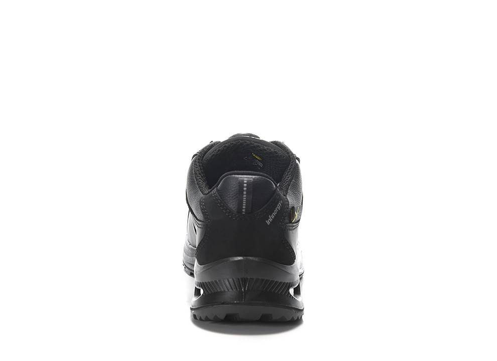 Das Bild zeigt einen schwarzen Wanderschuh von hinten, wobei das Profil der Laufsohle und das Fersendesign hervorgehoben werden.