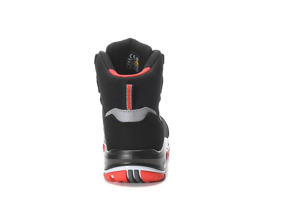 Ein schwarzer und roter Turnschuh, von hinten betrachtet, mit einem High-Top-Design und sichtbarer Profilierung auf der Sohle.