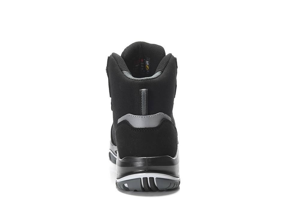 Ein schwarzer und grauer High-Top-Sneaker wird von hinten gezeigt, wobei sein reflektierender Streifen und die gepolsterte Ferse zu sehen sind.