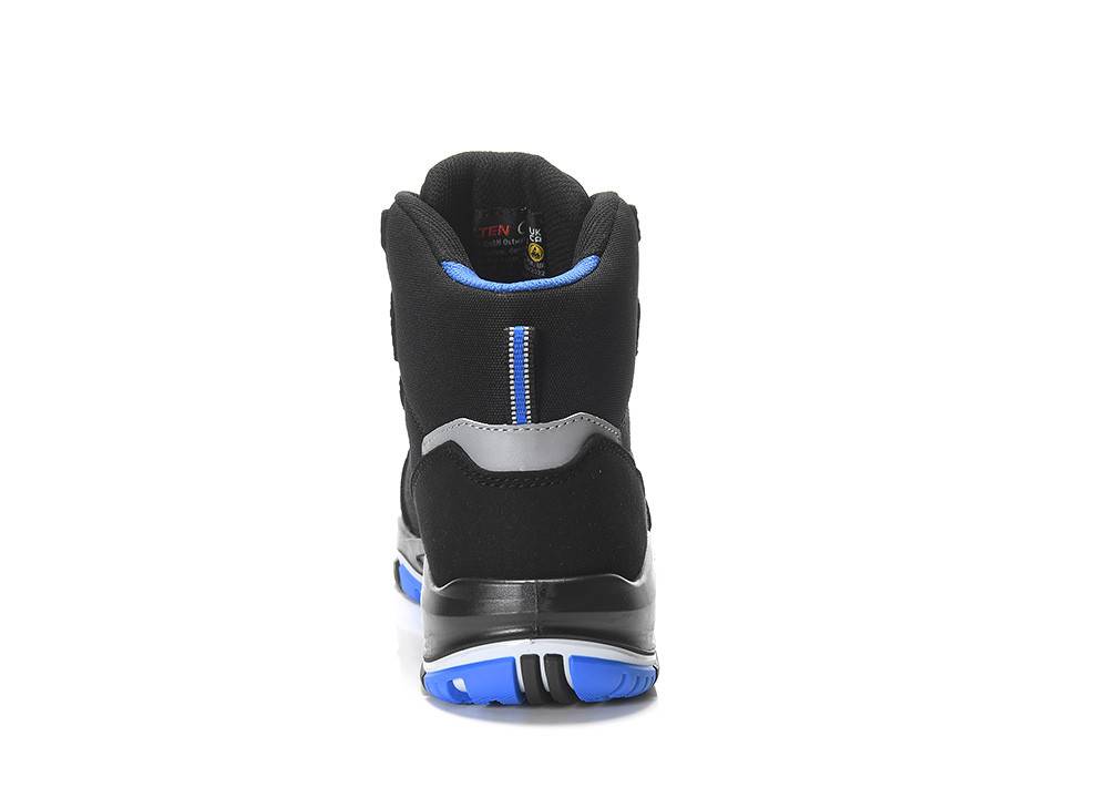 Ein schwarzer und blauer High-Top-Turnschuh mit sichtbarem Profilmuster auf der Sohle, von hinten betrachtet, der die Designdetails des Schuhs hervorhebt.