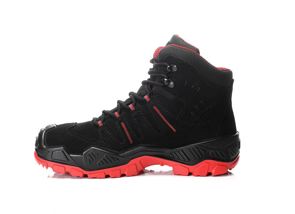 Schwarzer und roter Wanderschuh mit robuster Sohle und Schnürsenkelsystem, von der Seite präsentiert.