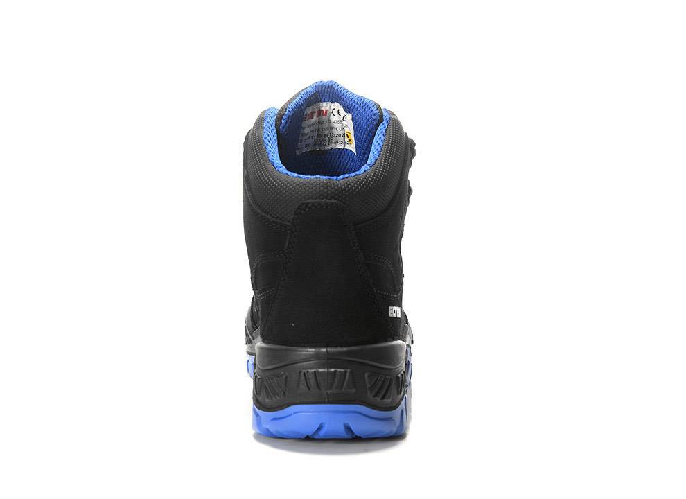 Ein schwarzer und blauer Wanderschuh, von hinten gezeigt, mit Profilierung und sichtbarem Innenetikett mit kleiner Schrift, wobei die Langlebigkeit betont wird.