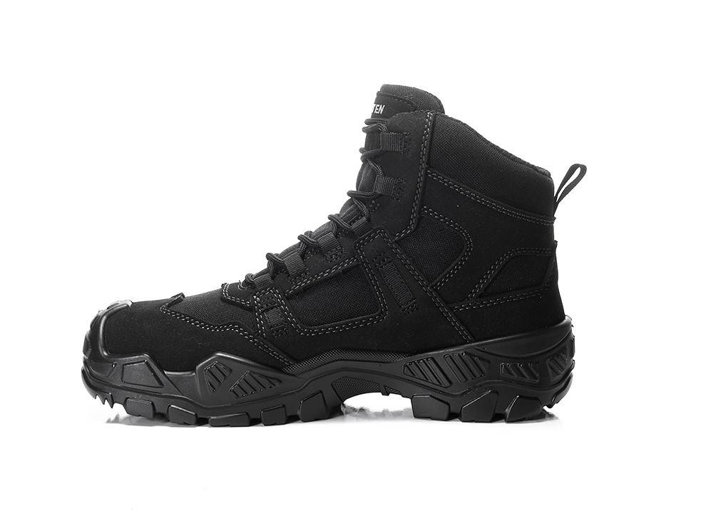 Ein schwarzer taktischer Stiefel mit verstärkter Zehenpartie und profilierter Sohle, entwickelt für Langlebigkeit und robuste Nutzung im Freien.