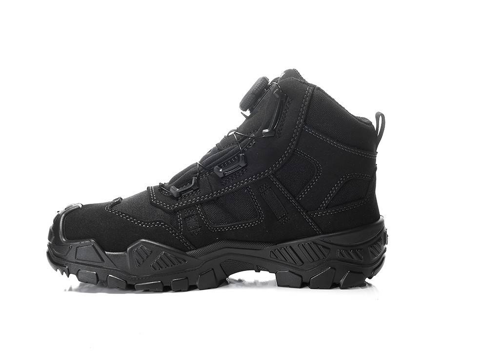 Ein schwarzer, hoher Wanderschuh mit robuster Profilsohle und Schnürsenkeln. Der Schuh wirkt robust und eignet sich für Outdoor-Aktivitäten.