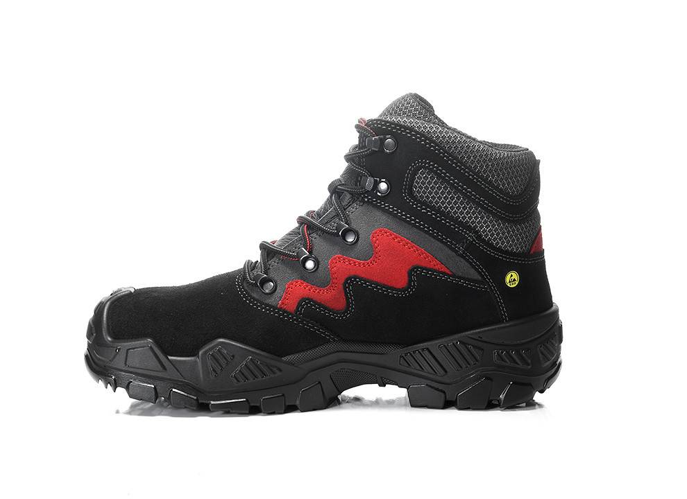 Schwarzer und roter Wanderschuh mit robuster Sohle, metallischen Ösen und gepolsterter Knöchelunterstützung, auf einem weißen Hintergrund platziert.