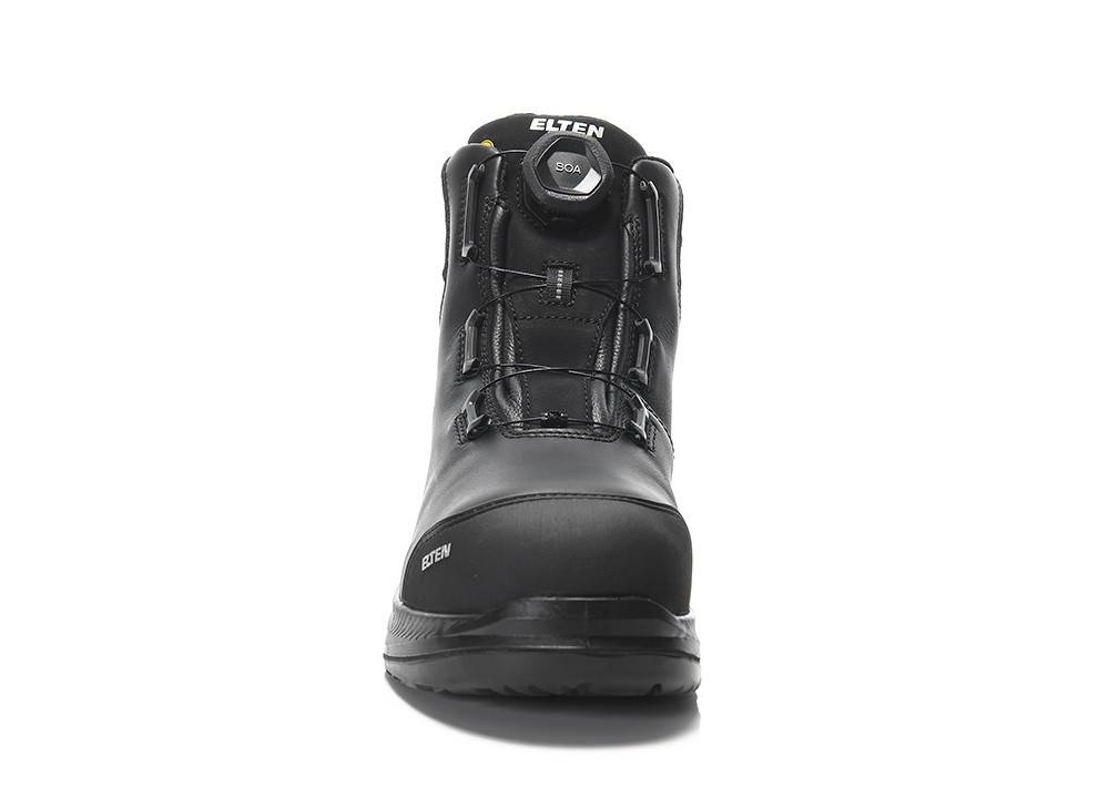Ein schwarzer, robuster Stiefel mit sicheren Schnürsenkeln und einer Schutzkappe an der Zehenpartie, aufrecht stehend, mit dem Markennamen 'Elten' auf der Zunge.