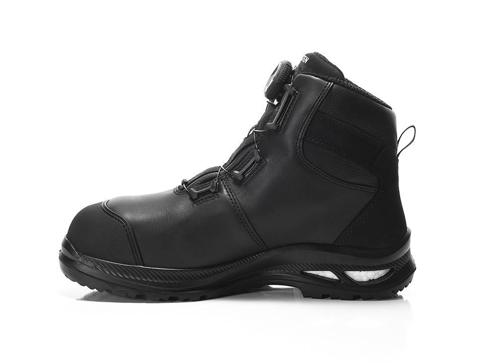 Ein schwarzer Halbstiefel mit robuster Gummisohle, ausgestattet mit einem Klettverschluss und verstärkter Naht, vor einem weißen Hintergrund.