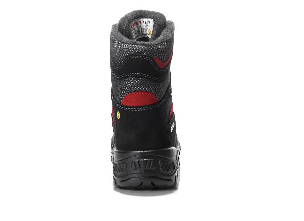 Ein schwarzer und roter isolierter Winterstiefel mit rutschfester Sohle, konzipiert für kalte Wetterbedingungen, von hinten gezeigt.