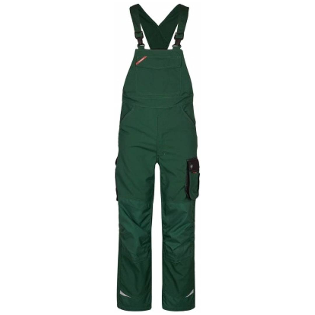 Grüne isolierte Latzhose mit Schultergurten und mehreren Taschen, Vorderansicht auf weißem Hintergrund.