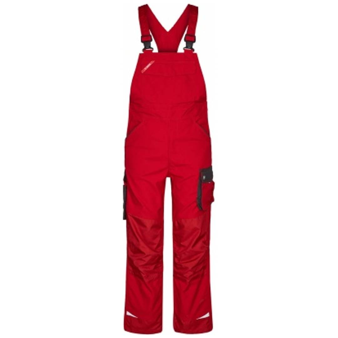 Rote isolierte Latzhose aus Schneeanzugstoff mit Schultergurten auf weißem Hintergrund.
