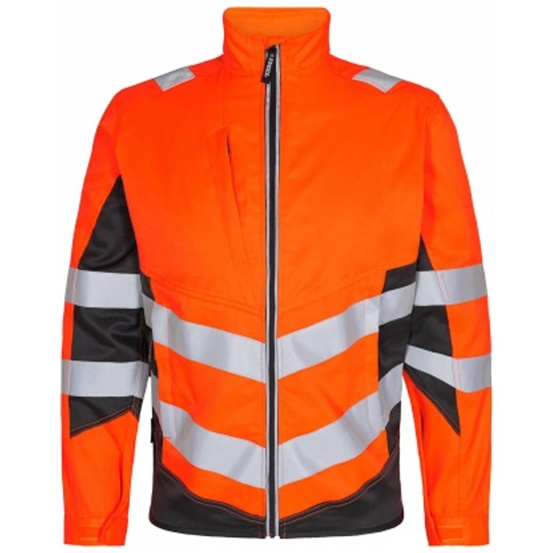 Leuchtend orange Sicherheitsjacke mit reflektierenden silbernen Streifen und schwarzen Akzenten, vordere Reißverschlussverschließung, auf einfachem Hintergrund dargestellt.