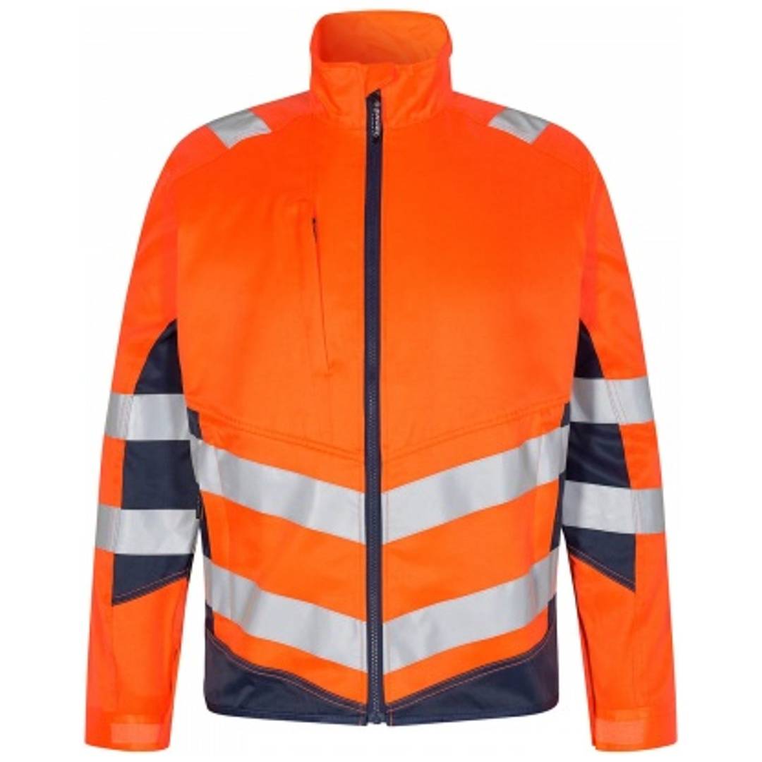 Hochsichtbare orangefarbene Jacke mit reflektierenden silbernen und dunkelblauen Chevron-Streifen, Vorderansicht auf einfachem Hintergrund.