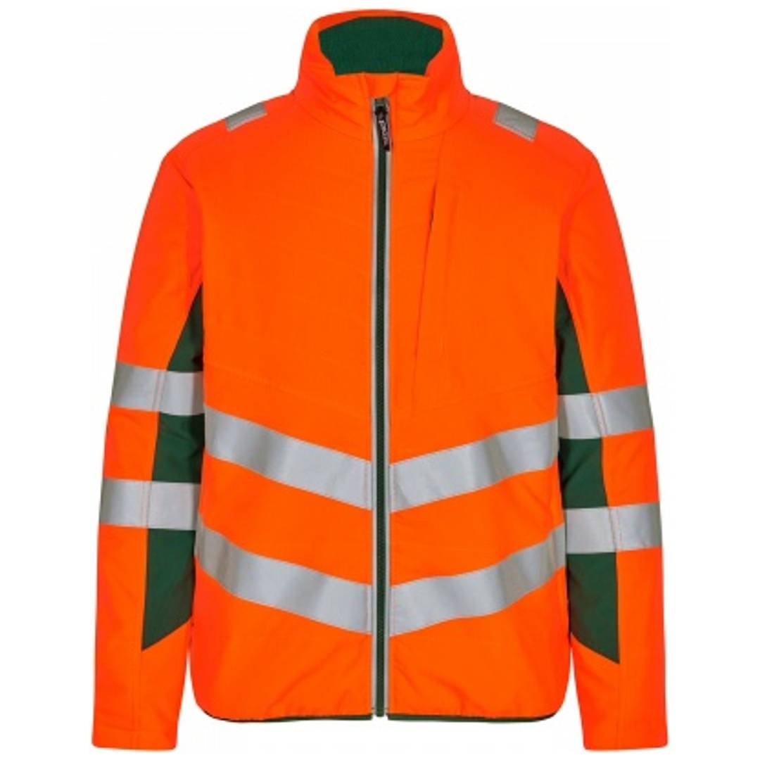 Leuchtend orangefarbige Sicherheitsjacke mit Reißverschluss, reflektierenden silbernen Streifen und dunkelgrünen Akzenten auf neutralem Hintergrund.