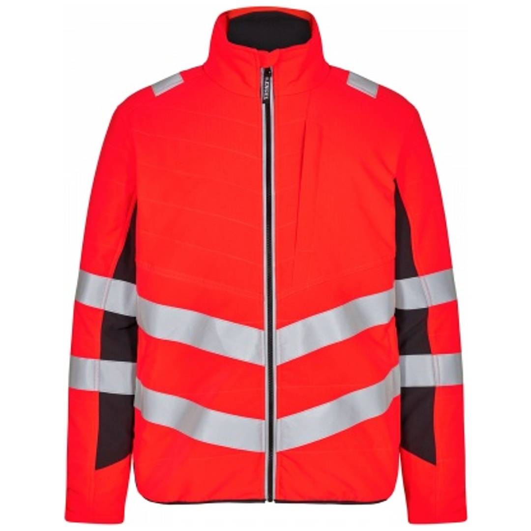 Leuchtend rote Sicherheitsjacke mit Reißverschluss und reflektierenden silbernen Bändern auf der Brust und den Ärmeln, Vorderansicht auf neutralem Hintergrund dargestellt.