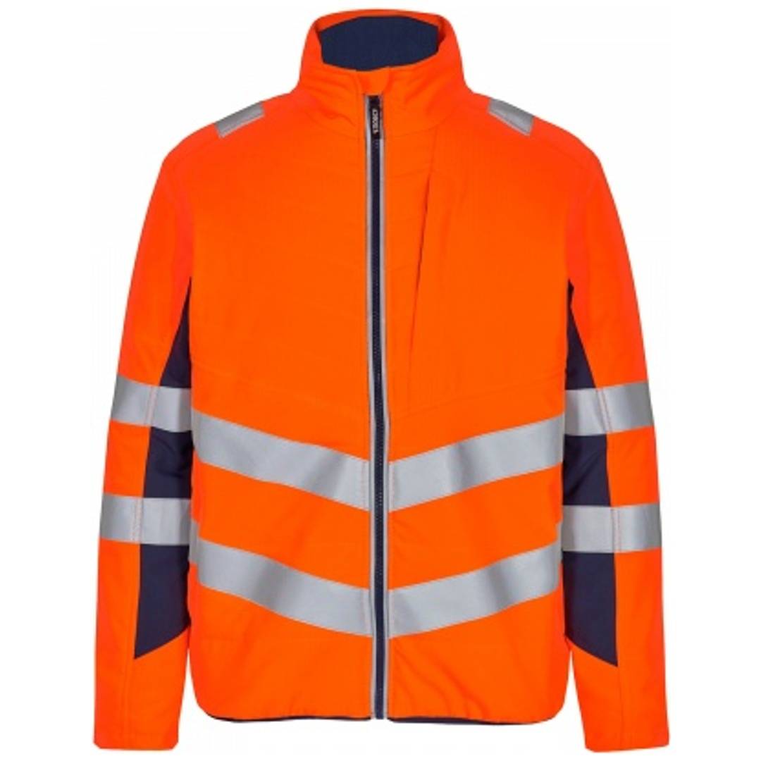 Orange Warnschutzjacke mit Reißverschluss und reflektierenden silbernen Streifen auf der Brust und an den Ärmeln, Vorderansicht auf neutralem Hintergrund.