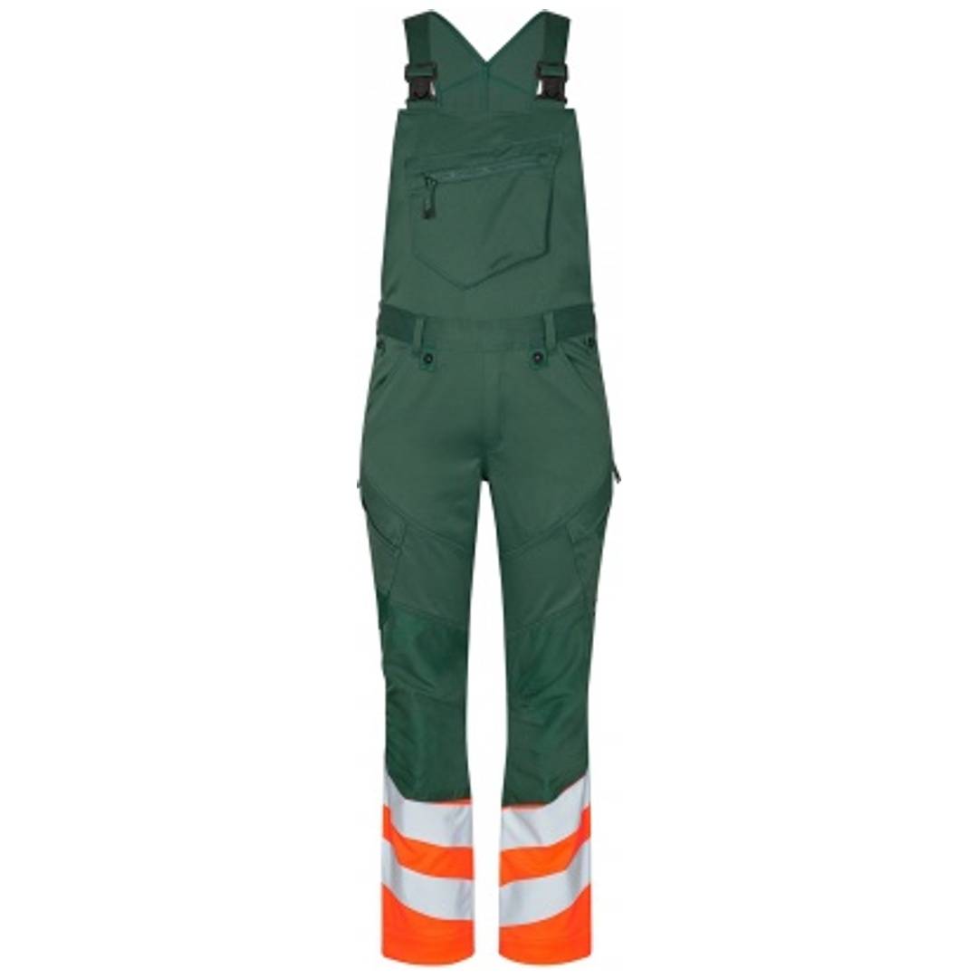 Grüne Latzhose mit hoher Sichtbarkeit und reflektierenden orange- und silberfarbenen Bändern an den Unterbeinen, auf weißem Hintergrund abgebildet.