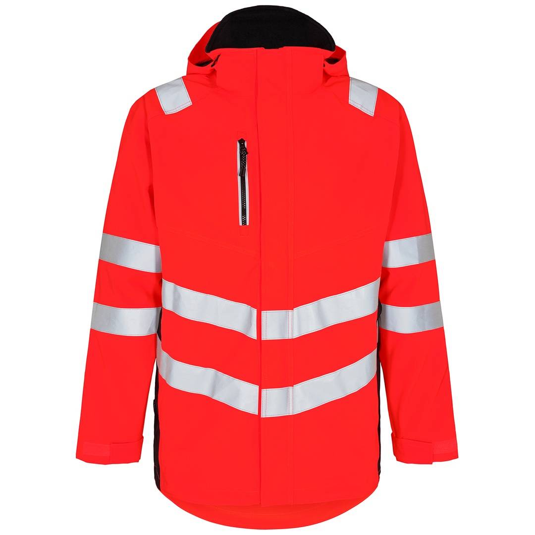 Leuchtend rote Hochsichtbarkeitsjacke mit Kapuze und silbernen reflektierenden Streifen, Vorderansicht auf weißem Hintergrund.