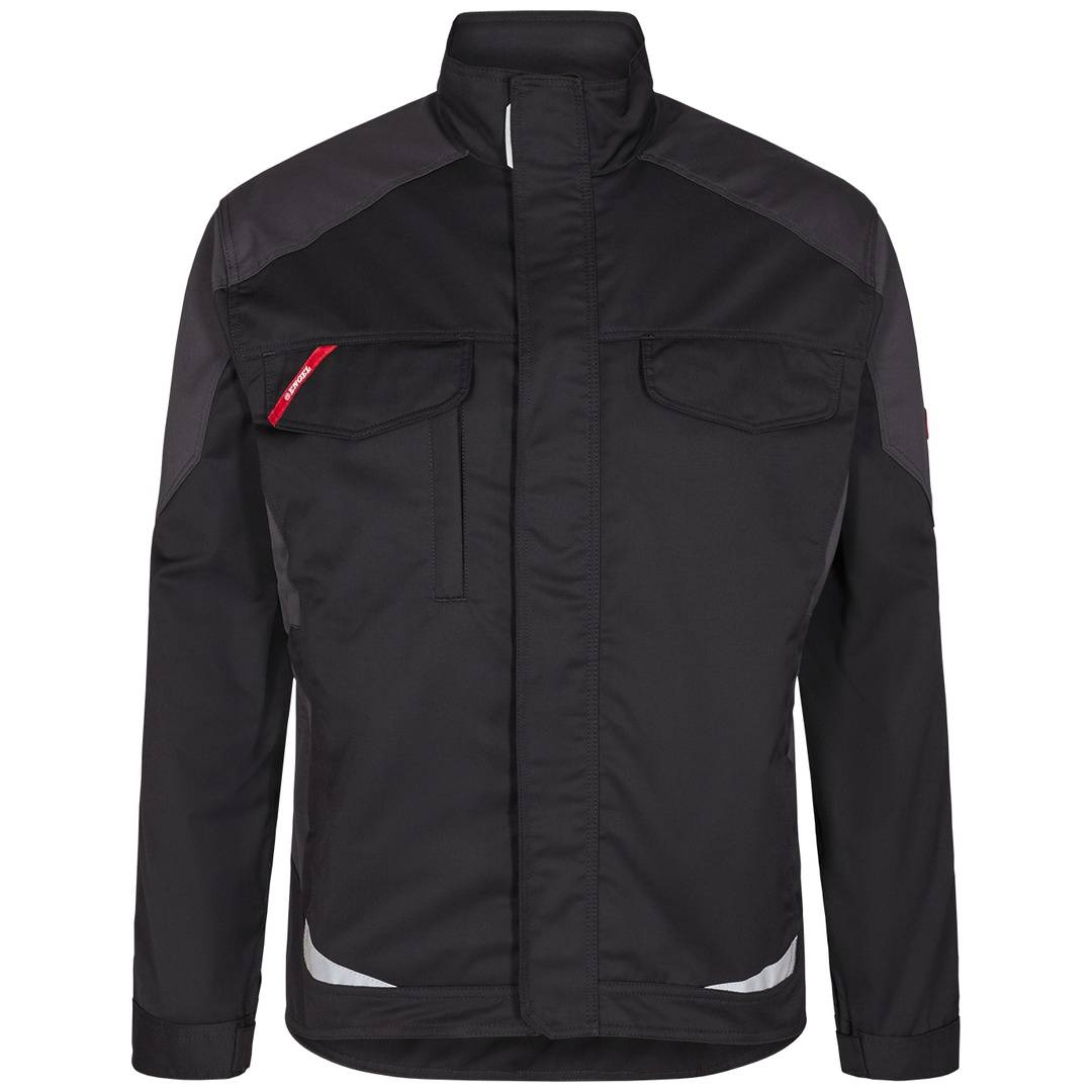 Schwarze Reißverschlussjacke mit hochem Kragen, Brusttaschen und reflektierenden Akzenten an der unteren Vorderseite, gezeigt auf einem einfachen Hintergrund.