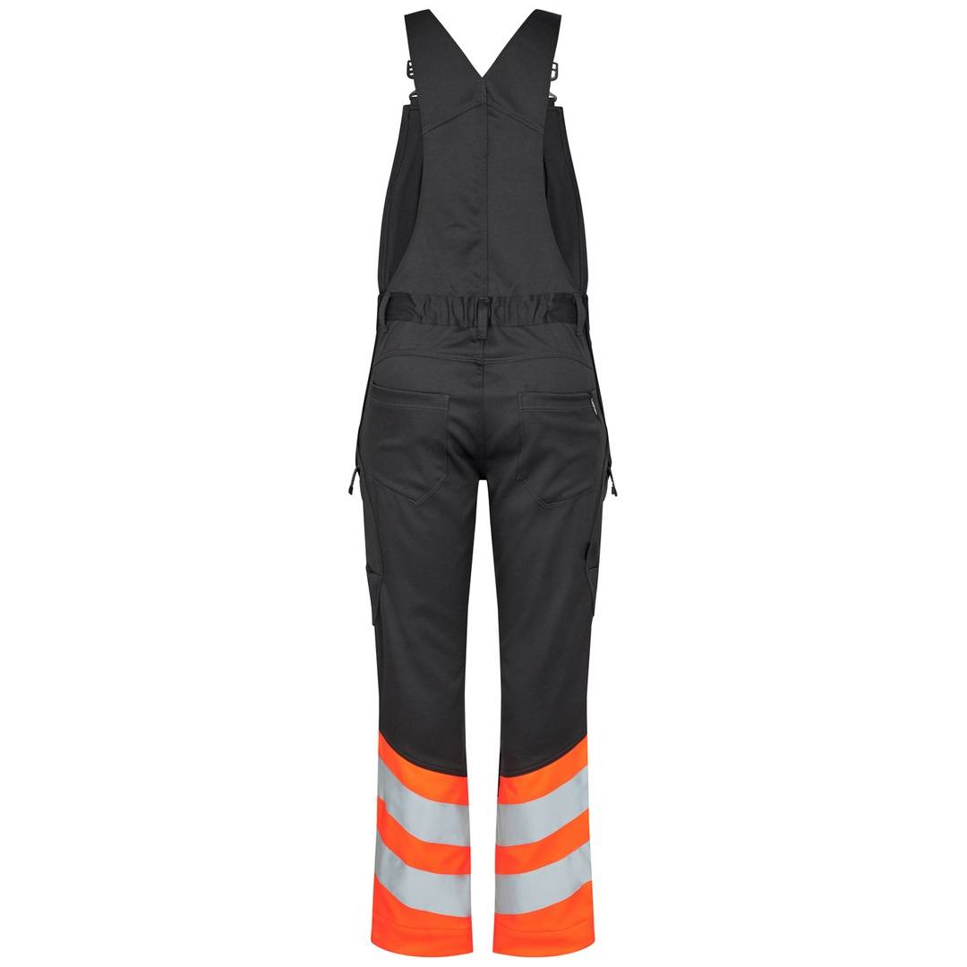 Schwarze Latzhose mit hoher Sichtbarkeit und orangefarbenen sowie reflektierenden silbernen Bändern an den Unterschenkeln, von vorne auf weißem Hintergrund dargestellt.