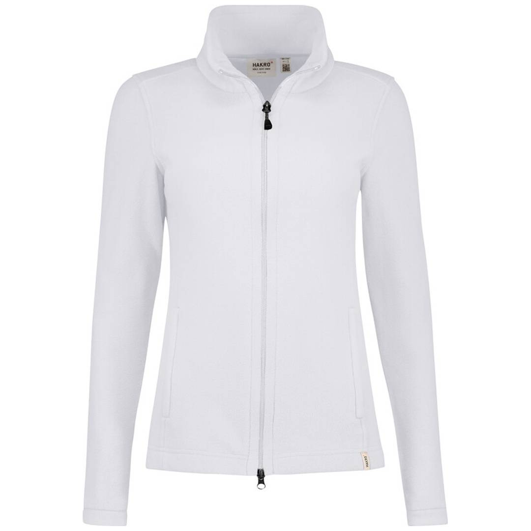 Weiße Jacke mit Reißverschluss vorne, Stehkragen, langen Ärmeln und zwei vorderen Taschen, gezeigt vor einem einfarbigen Hintergrund.