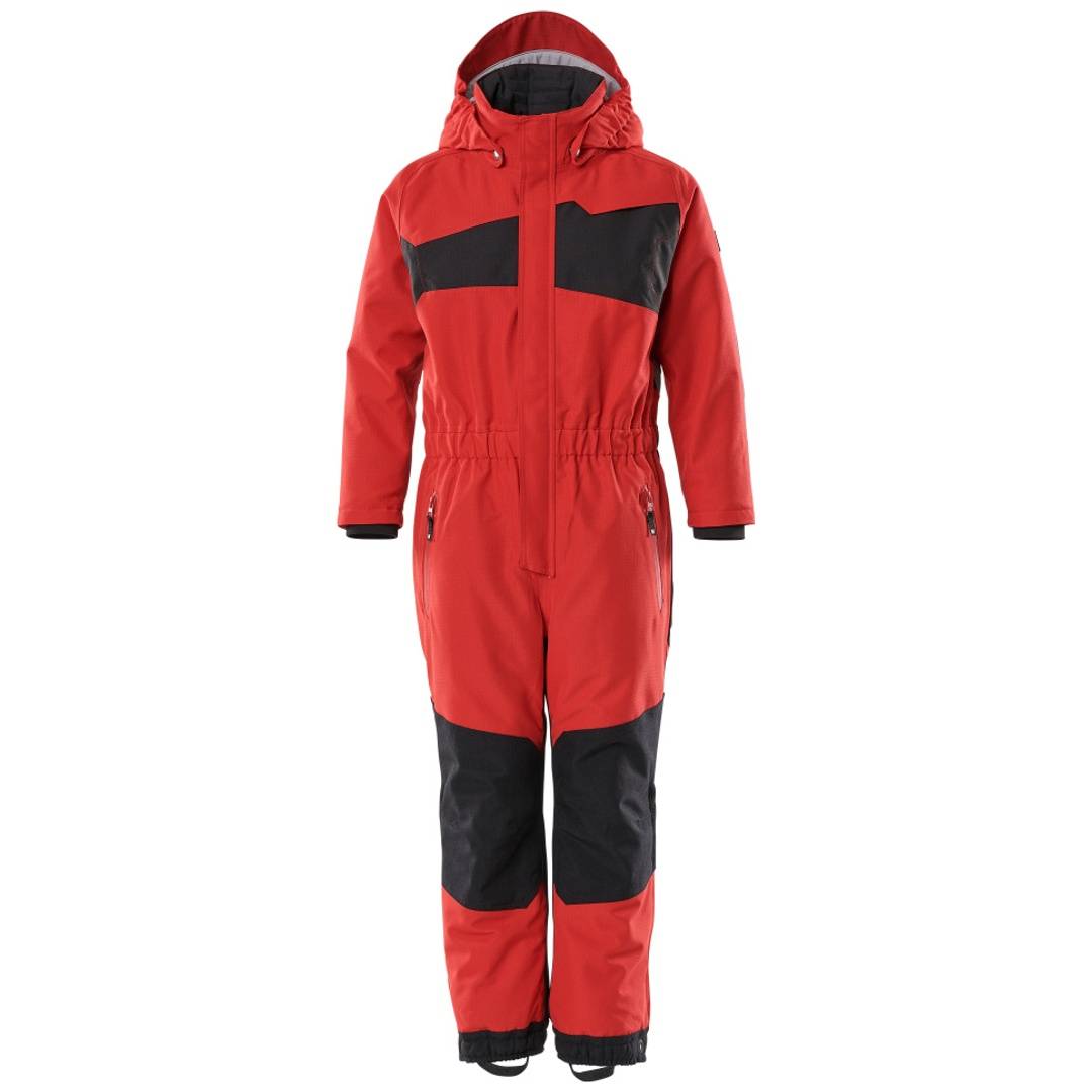 Roter einteiliger Schneeanzug mit Kapuze und schwarzen Schulter- und Beinteilen, Vorderansicht auf weißem Hintergrund.