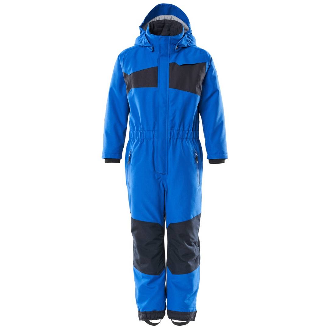 Blauer Schneeanzug mit Kapuze und isolierter einteiliger Ausführung mit schwarzen Schulter- und Beinteilen, Vorderansicht auf weißem Hintergrund.