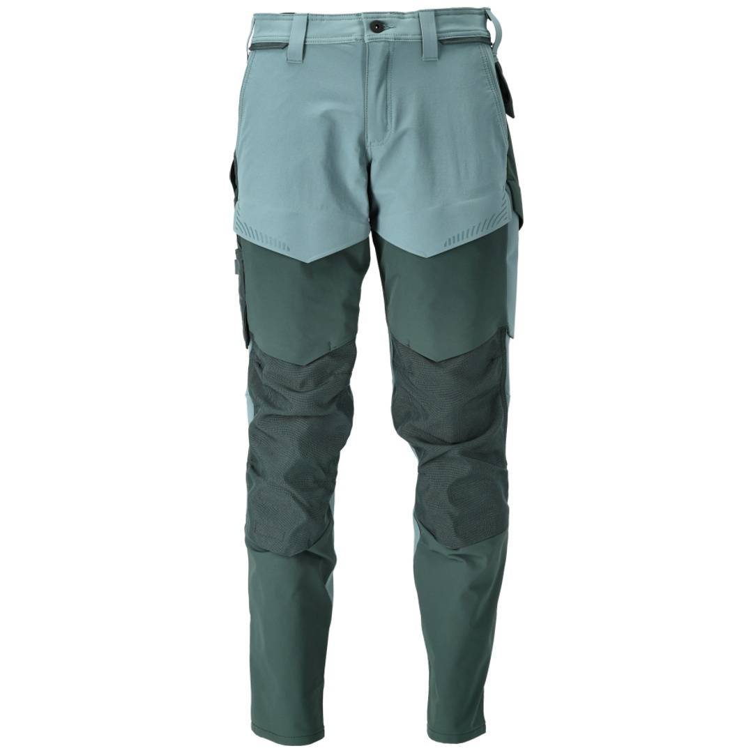 Paar blaugrüne Outdoor-Hosen mit verstärkten Knien, seitlichen Cargotaschen und einer schmal geschnittenen geraden Passform auf weißem Hintergrund.