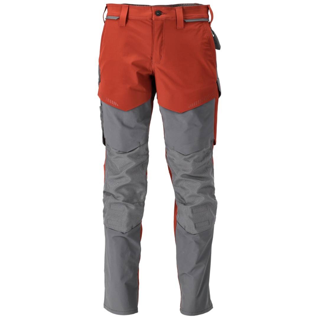 Rote und graue Outdoor-Hosen mit verstärkten Knien und Seitentaschen, Vorderansicht auf weißem Hintergrund.