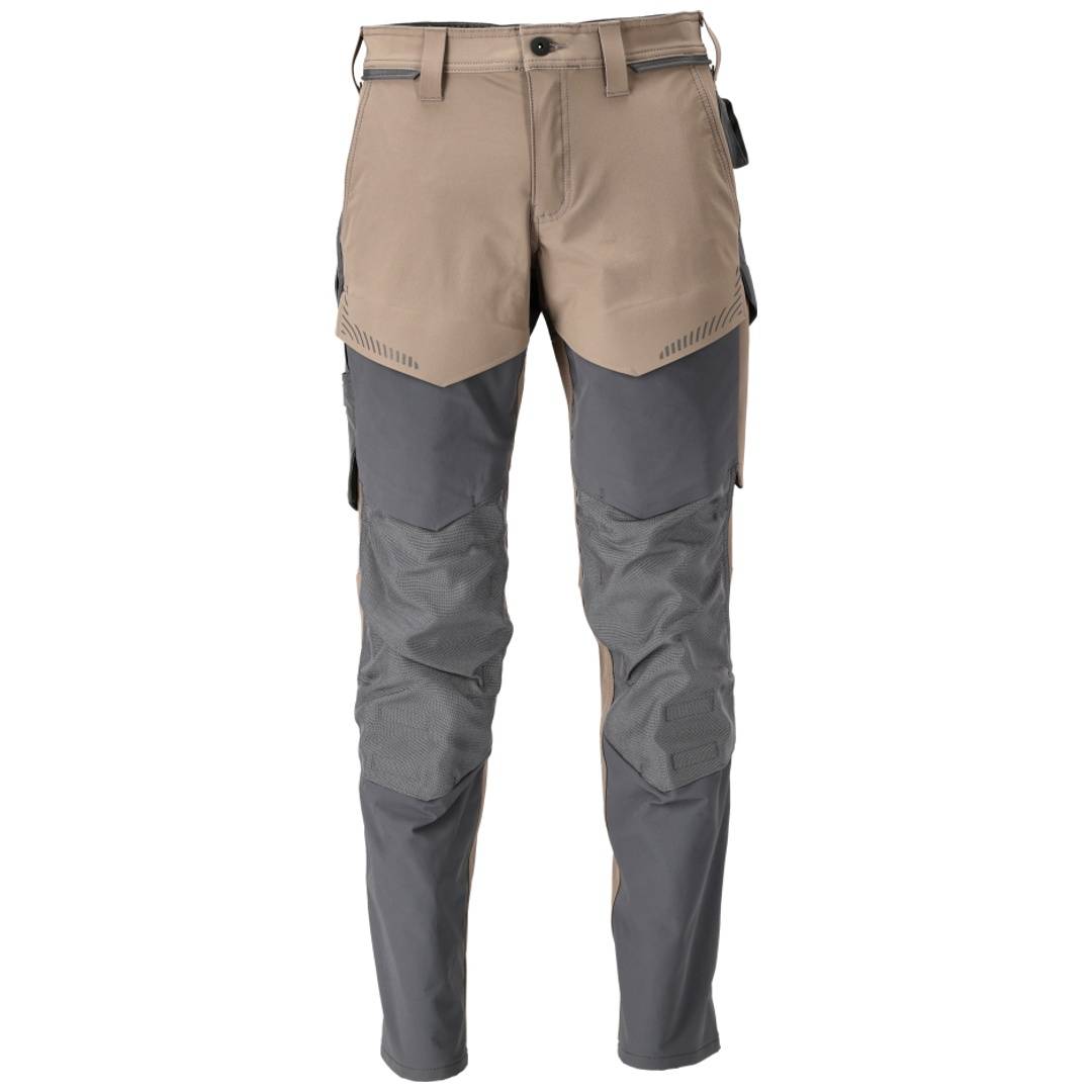 Vorderansicht von beige-grauen Herren-Wanderhosen mit verstärkten Knien und Seitentaschen auf weißem Hintergrund.
