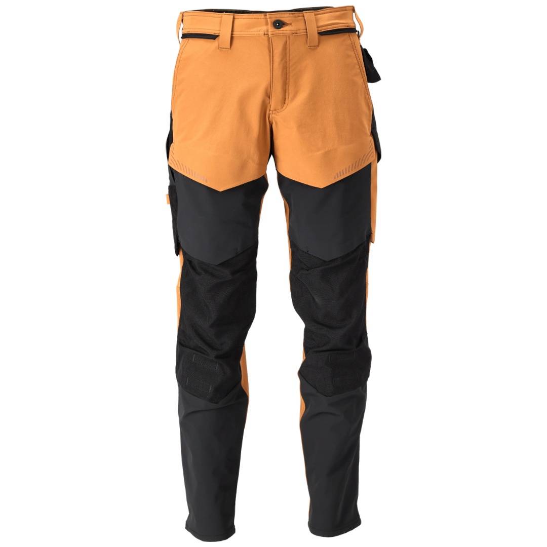 Orange und schwarze Arbeitshosen mit verstärkten Knien und Cargotaschen, Vorderansicht auf weißem Hintergrund.