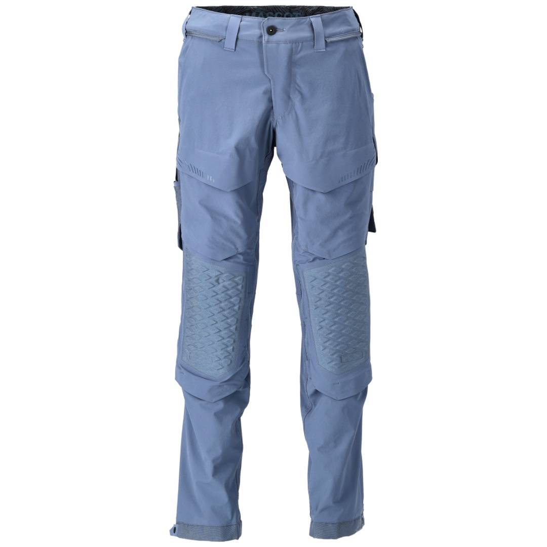 Hellblaue Cargohose im Arbeitsstil mit verstärkten Knien und aufgeschlagenen Säumen, Vorderansicht auf weißem Hintergrund.
