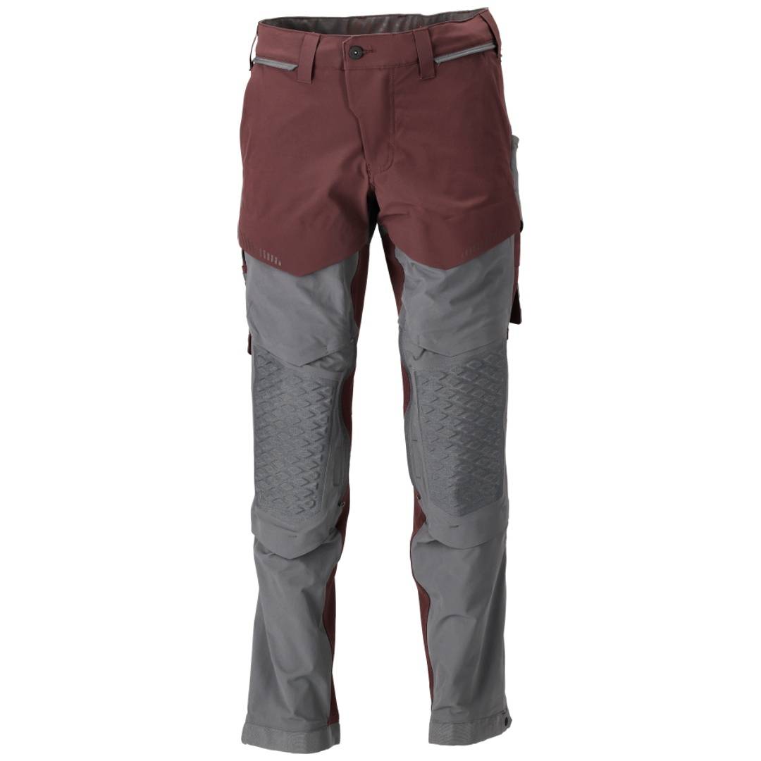 Kastanienbraune und graue Outdoor-Hosen mit verstärkten Knien und Reißverschlusstaschen, Vorderansicht auf weißem Hintergrund.