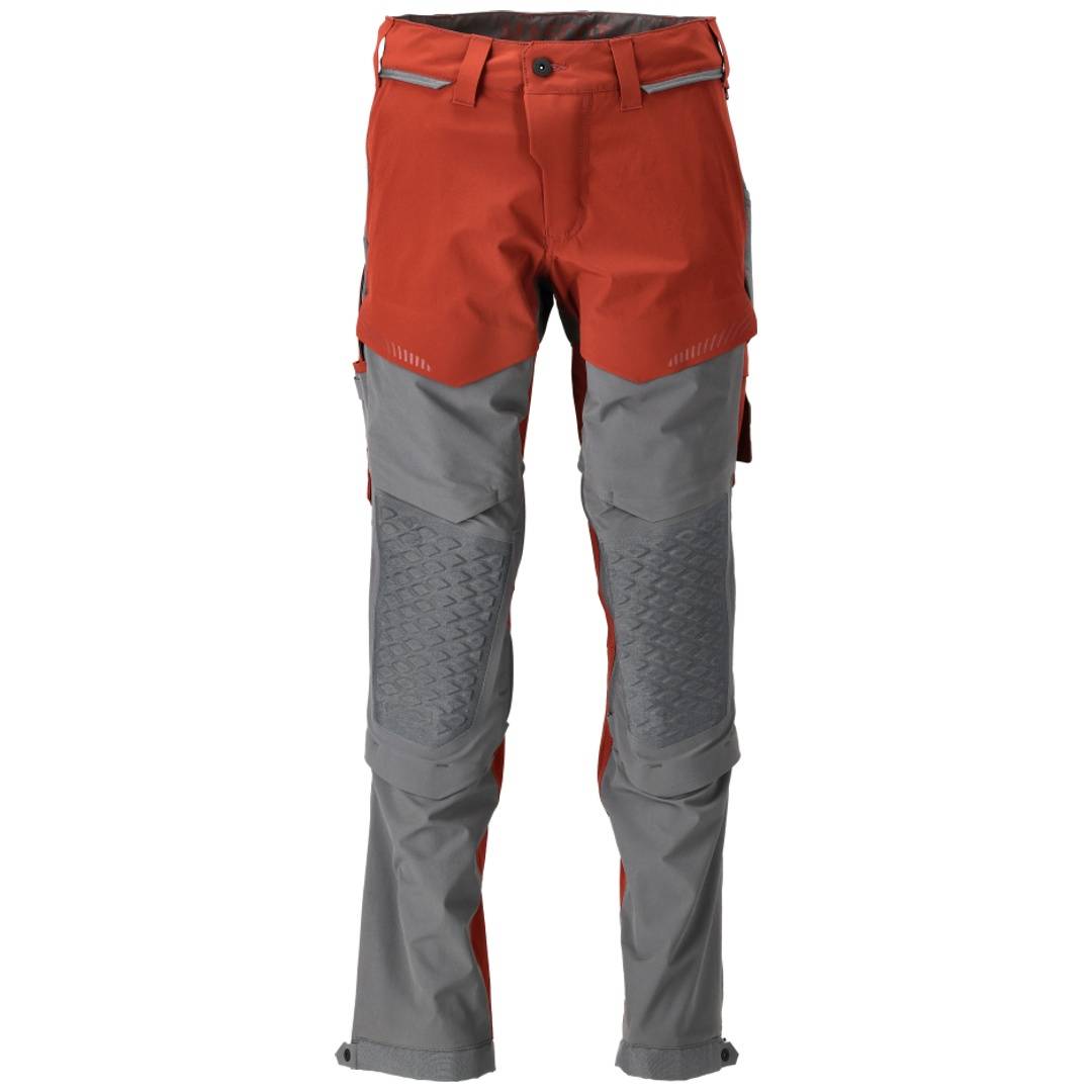 Graue und rote Outdoor-Hose mit verstärkten Kniepartien, Vorderansicht auf weißem Hintergrund.