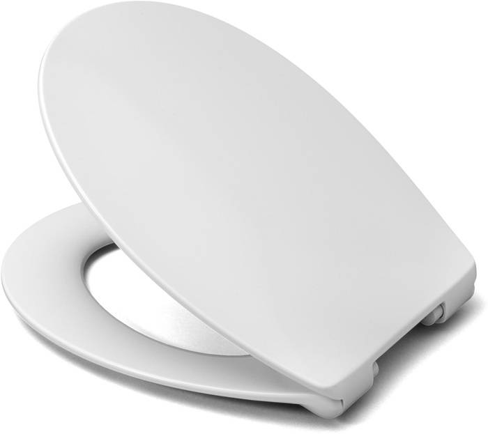 Geschlossener weißer Toilettensitz, der aus einem Winkel betrachtet wird und den Deckel und den Toilettenring auf einfachem weißem Hintergrund zeigt.