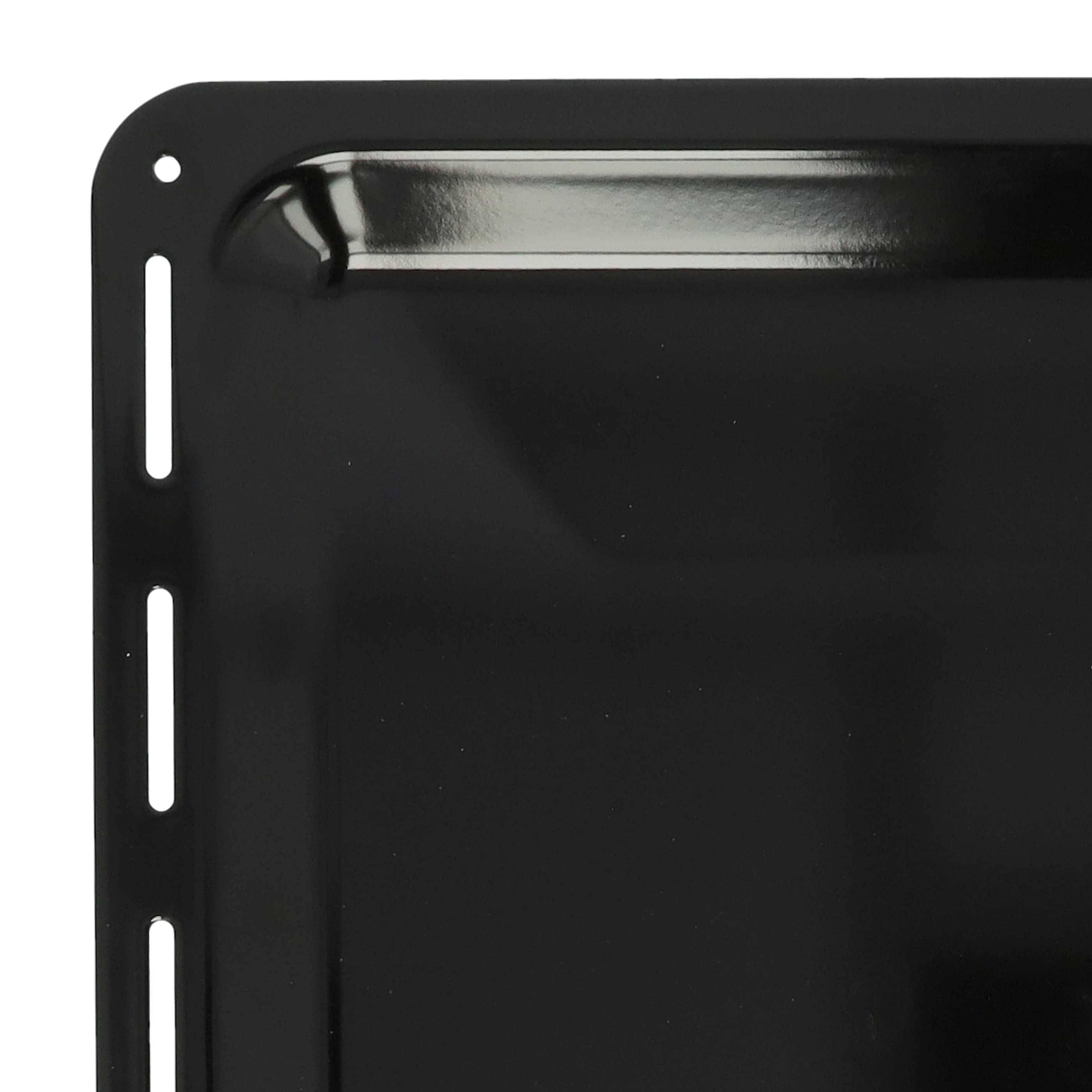 Ein schwarzes Metallbackblech mit geschlitzten Kanten und glänzender Oberfläche, geeignet für die Verwendung im Ofen.