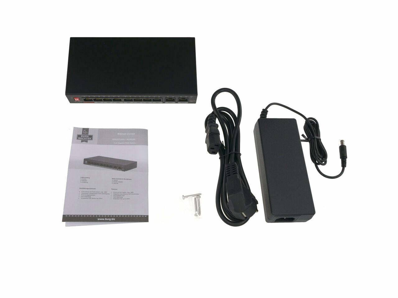 Netzwerk-Switch-Paket mit schwarzem 8-Port-Switch, Netzteil, Stromkabel, Anleitung und Befestigungsschrauben auf weißem Hintergrund.