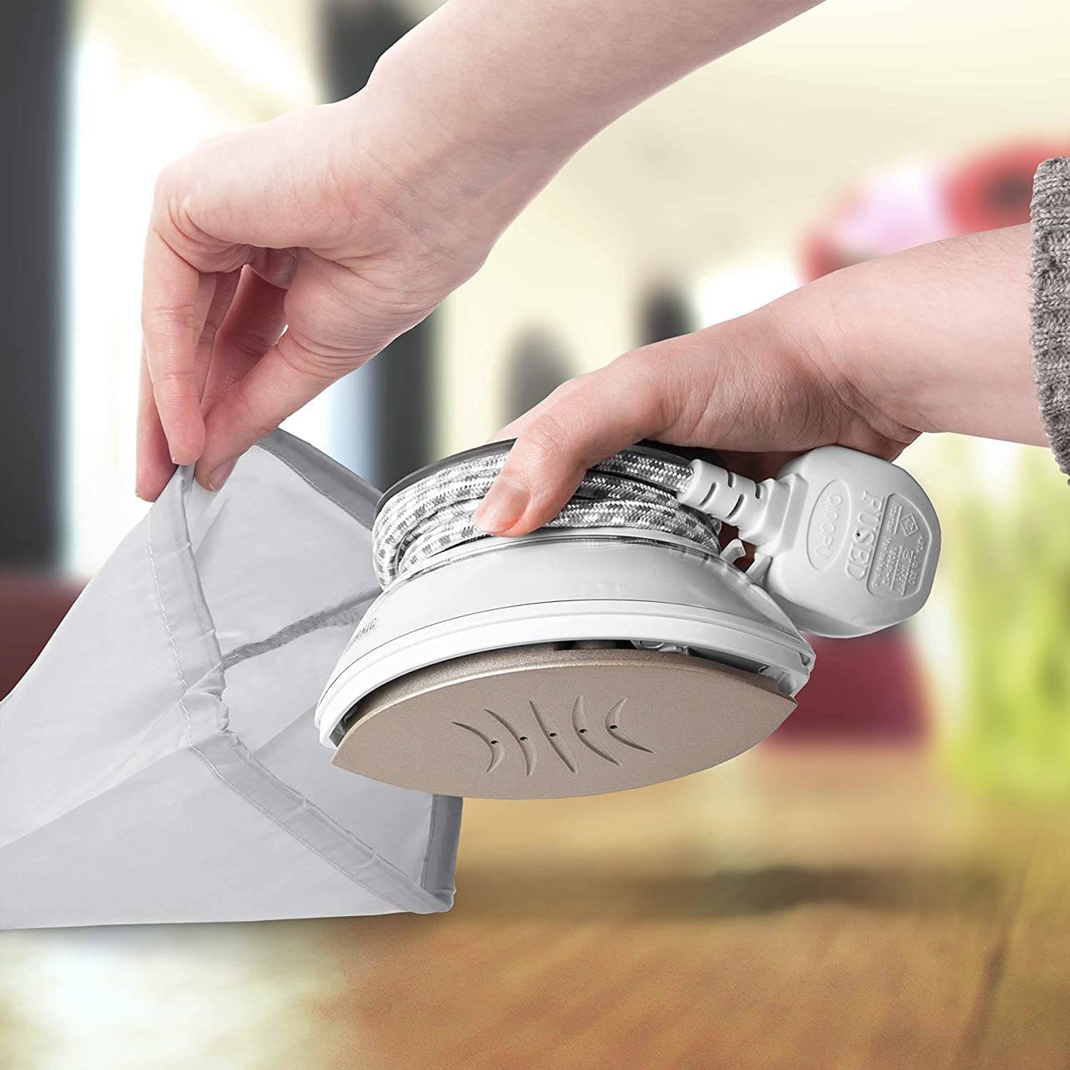 Duronic SI3 WE Reisebügeleisen | 400 W Minibügeleisen | 35 ml Wassertank | Silikonmatte und Beutel | Bügeleisen