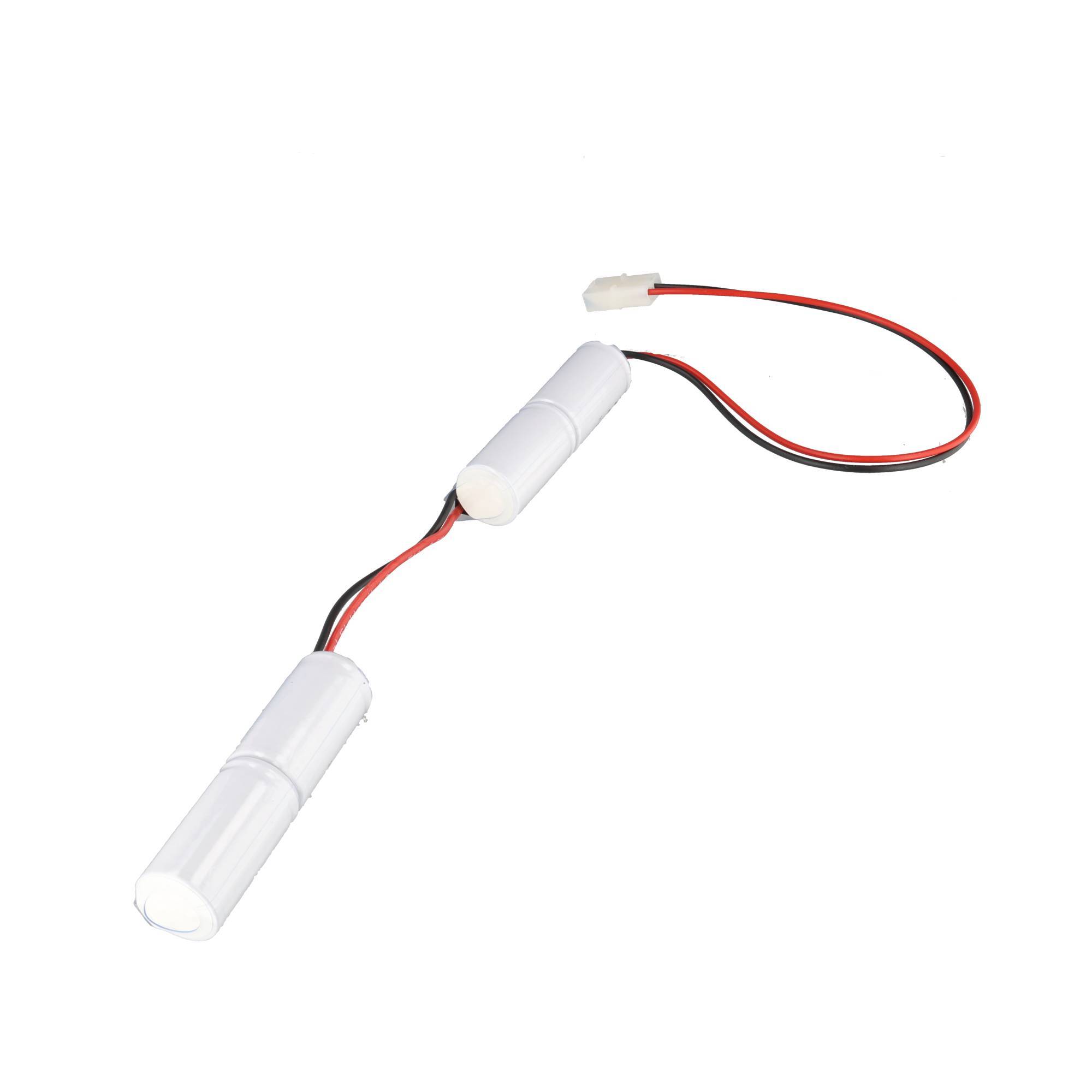 Weiße zylindrische LED-Lichtmodule, die durch rote und schwarze Drähte auf weißem Hintergrund verbunden sind.