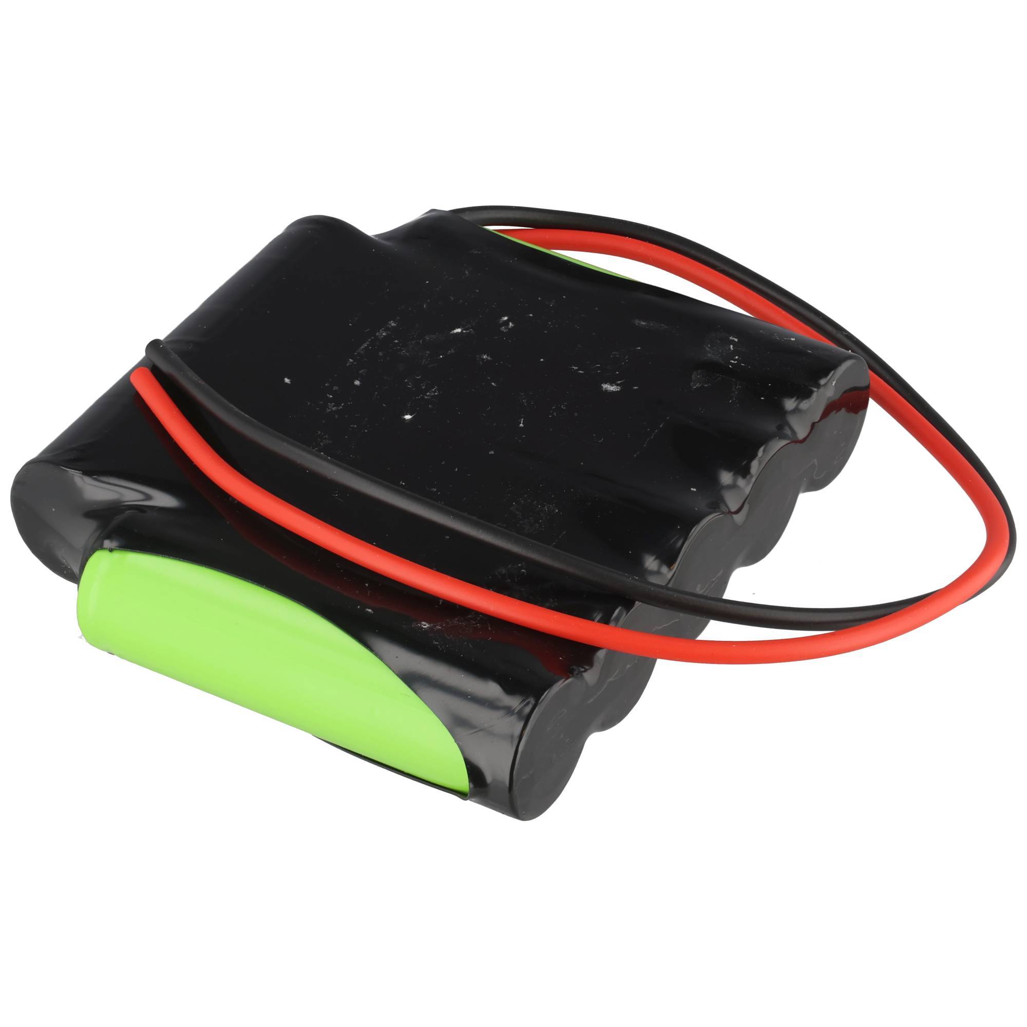Schwarzes wiederaufladbares Batteriepack mit roten und schwarzen Drähten und einem grünen Stecker, isoliert auf weißem Hintergrund.
