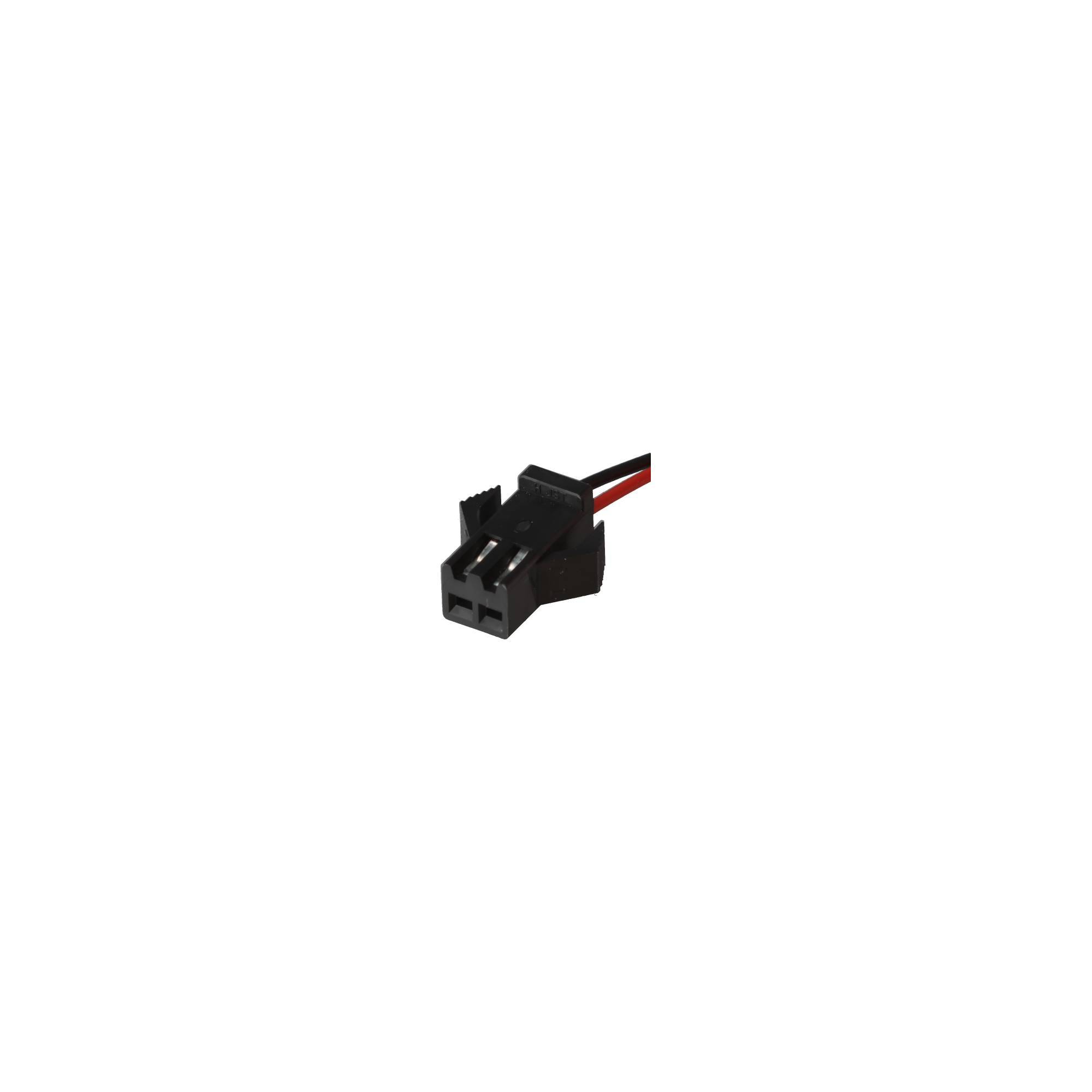 Kleiner schwarzer zweidrähliger Elektrostecker auf weißem Hintergrund.