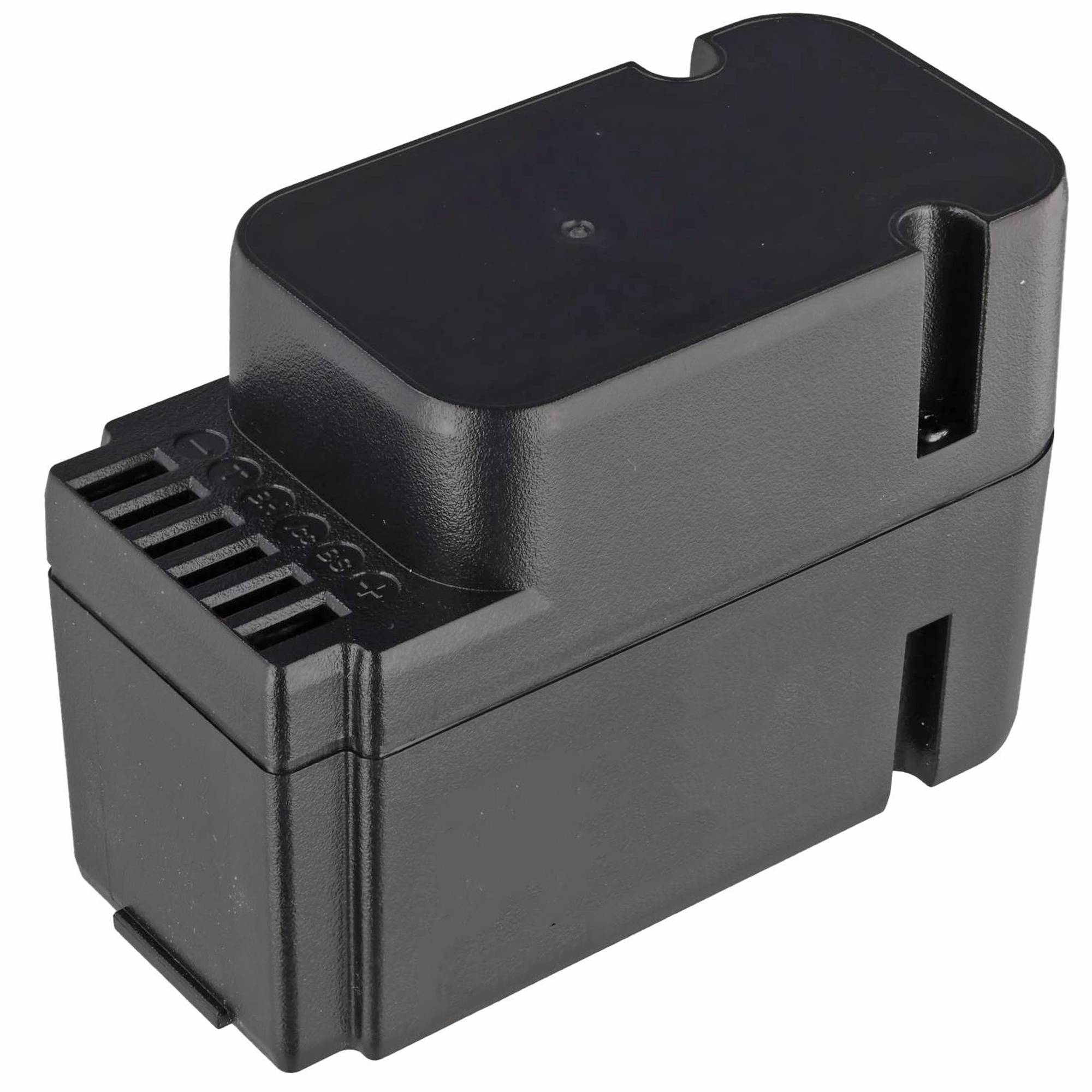 Schwarzes rechteckiges Batteriepaket mit Steckverbindern an einem Ende, isoliert auf weißem Hintergrund dargestellt.