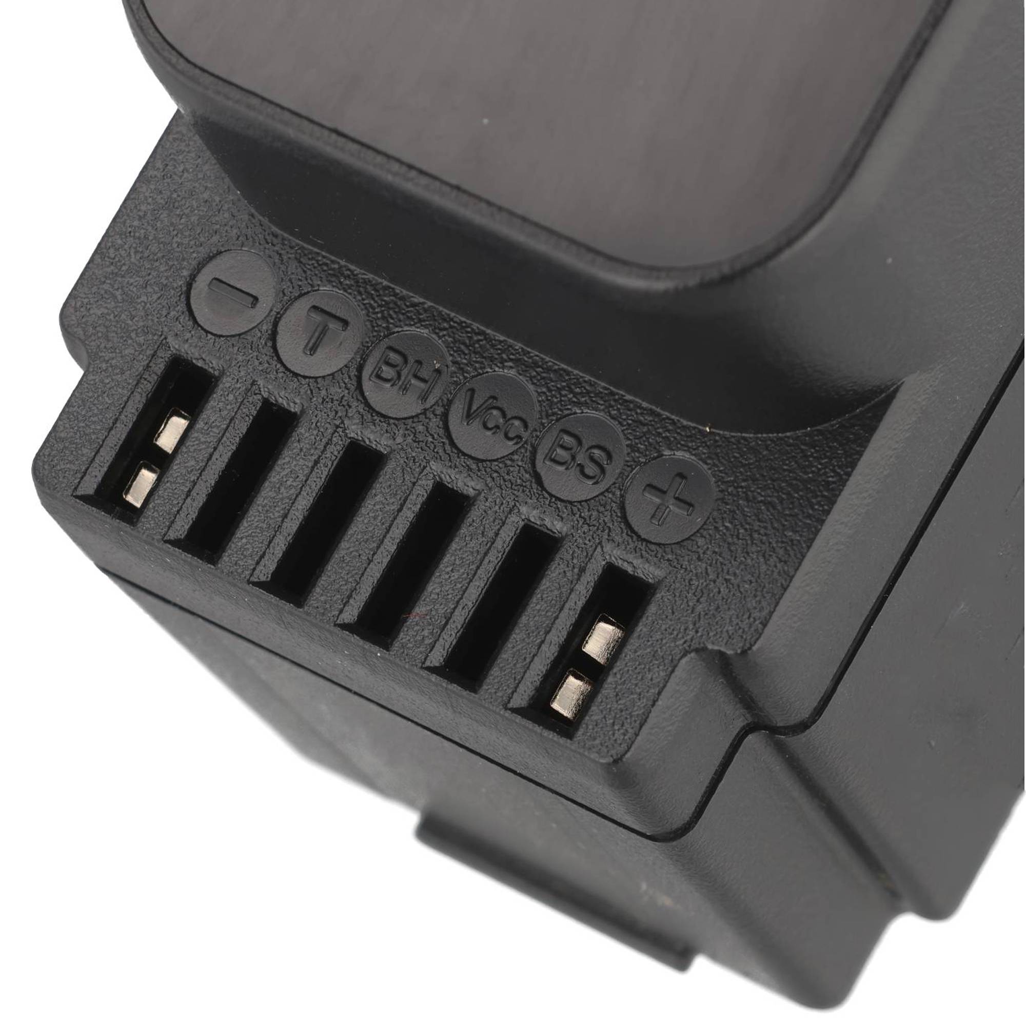 Nahaufnahme eines schwarzen Batterieladegeräts mit sechs Ladeplätzen, beschriftet für verschiedene Batterietypen, auf weißem Hintergrund.