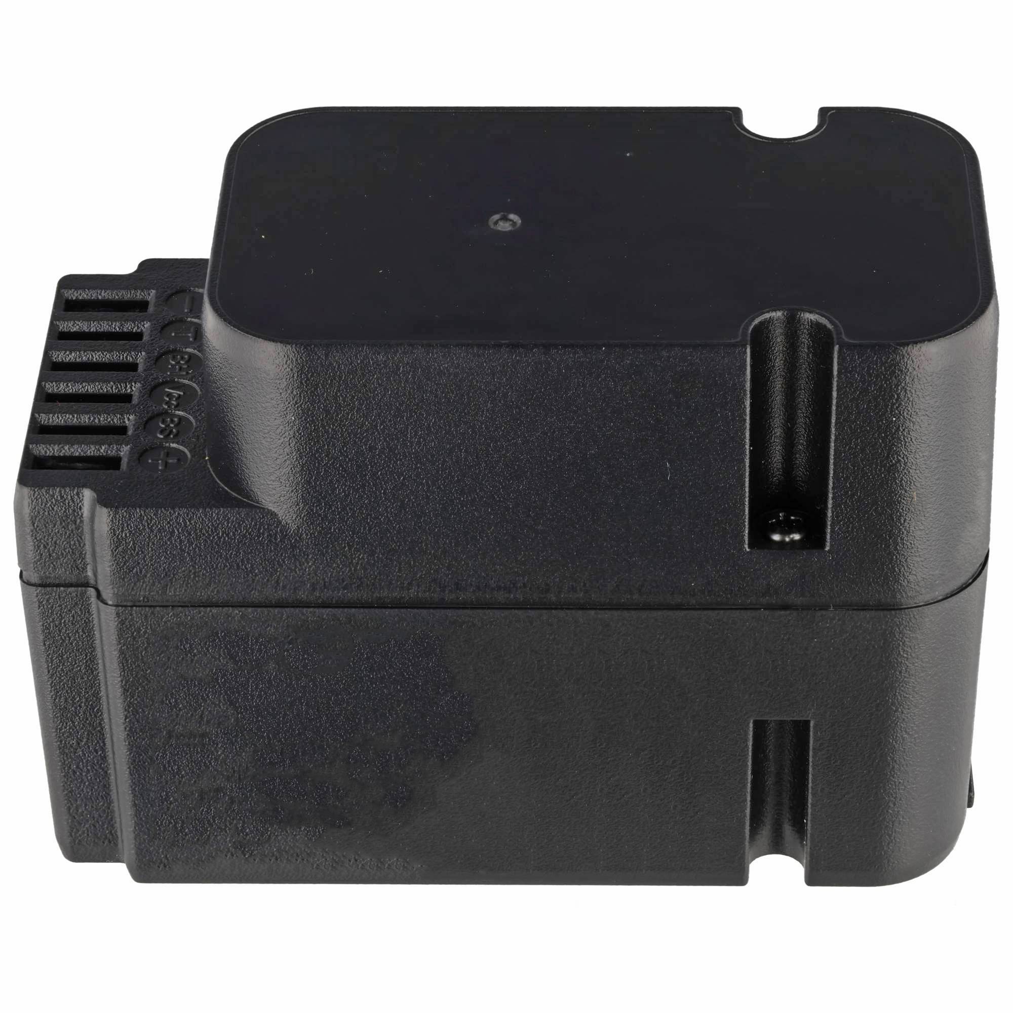 Schwarzes rechteckiges elektronisches Batteriepack mit Seitenlüftung und Befestigungsschlitzen auf weißem Hintergrund.