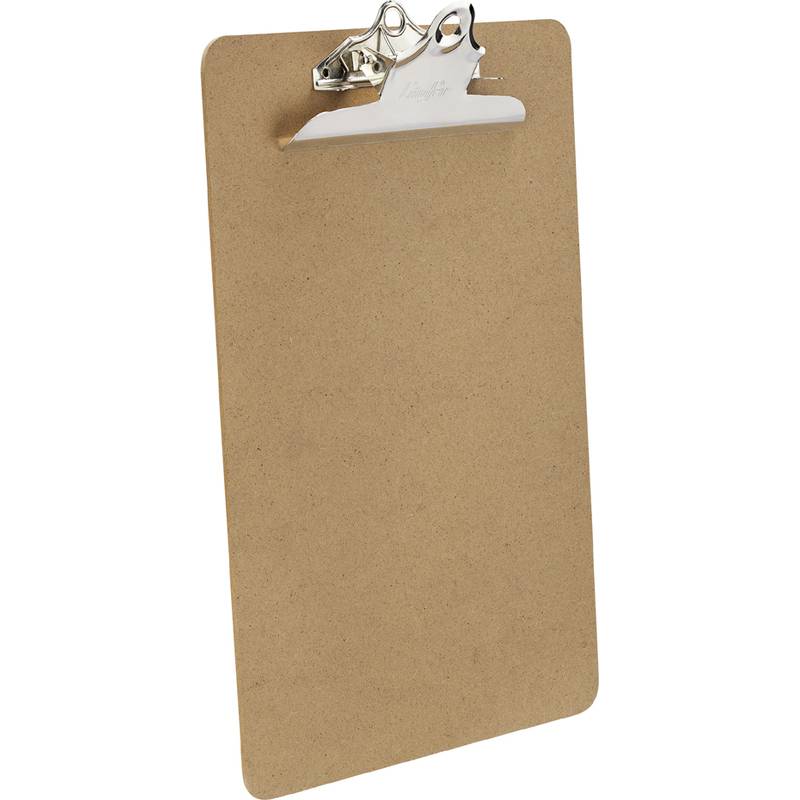 Eine schlichte braune Klemmbrett mit einer Metallklammer an der Oberseite, vor einem weißen Hintergrund.