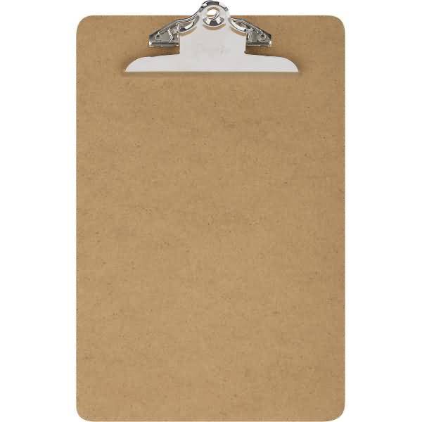 Leeres braunes Clipboard mit einer silbernen Metallklammer oben.