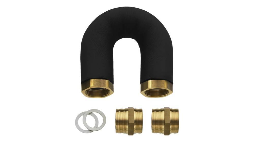 Ein schwarzes U-förmiges Rohrstück mit Messingenden, begleitet von zwei Messingverbindungsstücken und zwei Unterlegscheiben, angeordnet auf weißem Hintergrund.