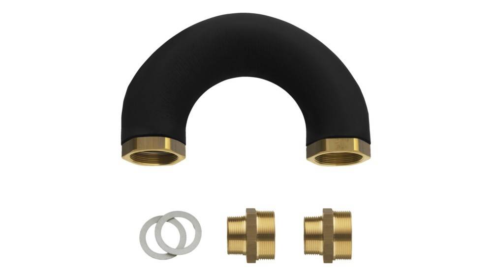 Ein U-förmiges schwarzes Rohr mit Messingbeschlägen ist von Unterlegscheiben und zwei gewindelosen Messingverbindungsstücken auf weißem Hintergrund umgeben.