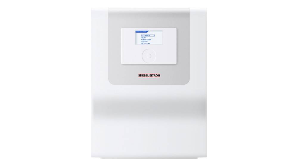 Ein weißes, an der Wand montiertes elektronisches Gerät mit einem digitalen Anzeigebildschirm und einer Taste darunter. Die Marke „Stiebel Eltron