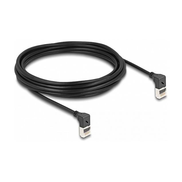 Schwarzes Ethernet-Kabel aufgerollt mit RJ45-Steckern an beiden Enden