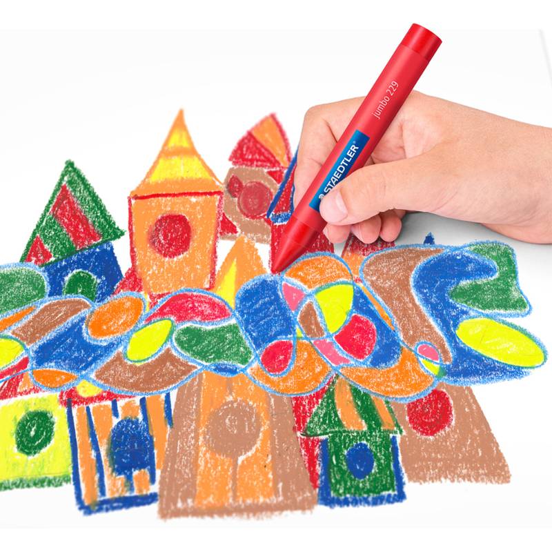 Eine Hand färbt eine Zeichnung mit einem großen roten Wachsmalstift aus, die hell gefärbte Häuser und abstrakte Formen auf weißem Papier zeigt.